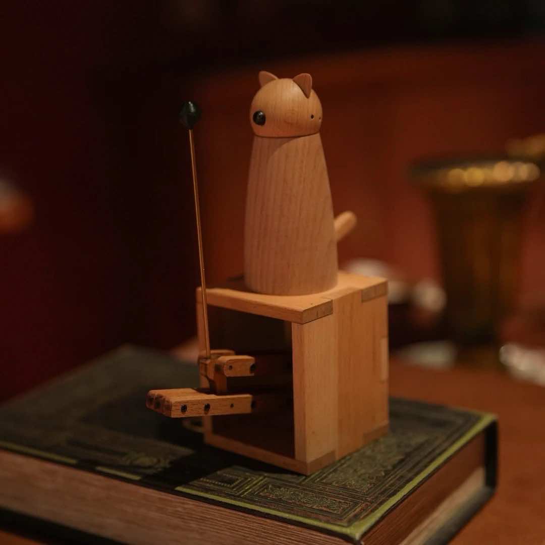 Handcrafted Wooden Cat Automaton – Interactive Desk Toy – eulique shop
